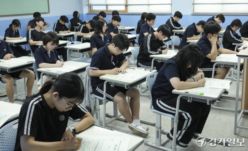 동탄고, <b>7월 모의고사</b> 집중 [포토뉴스]