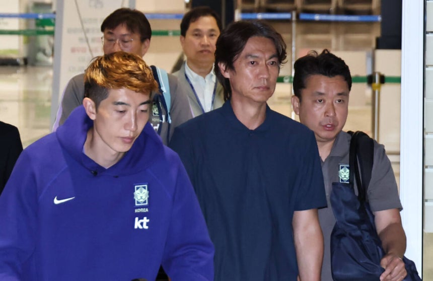2026 북중미 월드컵에서 사상 최악의 성적을 낸 홍명보 전 축구대표팀 감독(가운데)이 지난 6월 30일 인천국제공항 제2여객터미널을 통해 귀국하고 있다. 연합뉴스