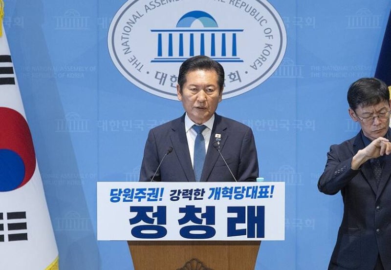 [속보] <b>정청래 차량 파손</b>한 50대 검거…경찰, 재물손괴 혐의 검토