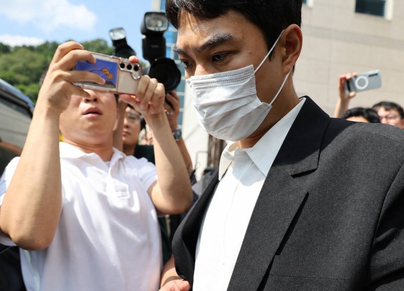 최영중 휴대전화서 ‘다른 피해자 사진’...경찰, 수사 확대