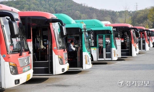 민주당 <b>황희</b>, 폐<b>버스</b> 고쳐 <b>청년</b>들 살아라? ‘<b>버스 하우스</b>’ 논란 확산에...