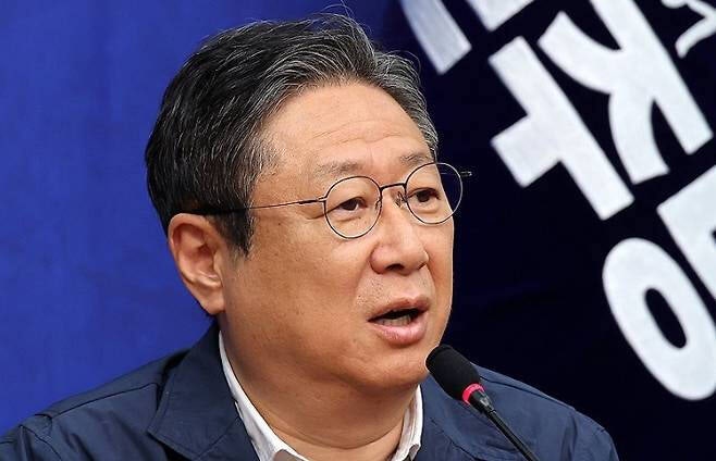 [속보] <b>황희</b>, “청년 현실 헤아리지 못했다"...‘<b>버스</b>-<b>하우스</b>’ <b>사과</b>