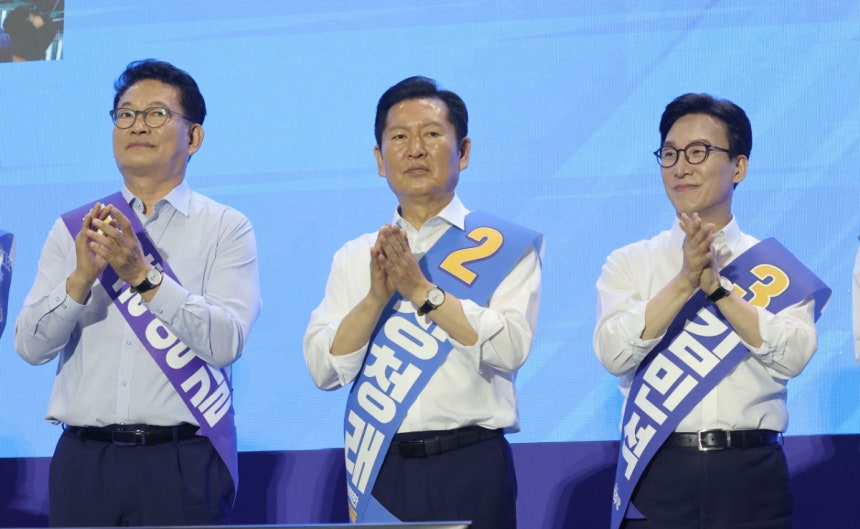 더불어민주당 김민석·정청래·송영길 당 대표 후보가 15일 수원시 수원종합운동장 실내체육관에서 열린 민주당 대표·최고위원 경기 합동연설회에 참석해 기념 촬영을 하고 있다. 연합뉴스