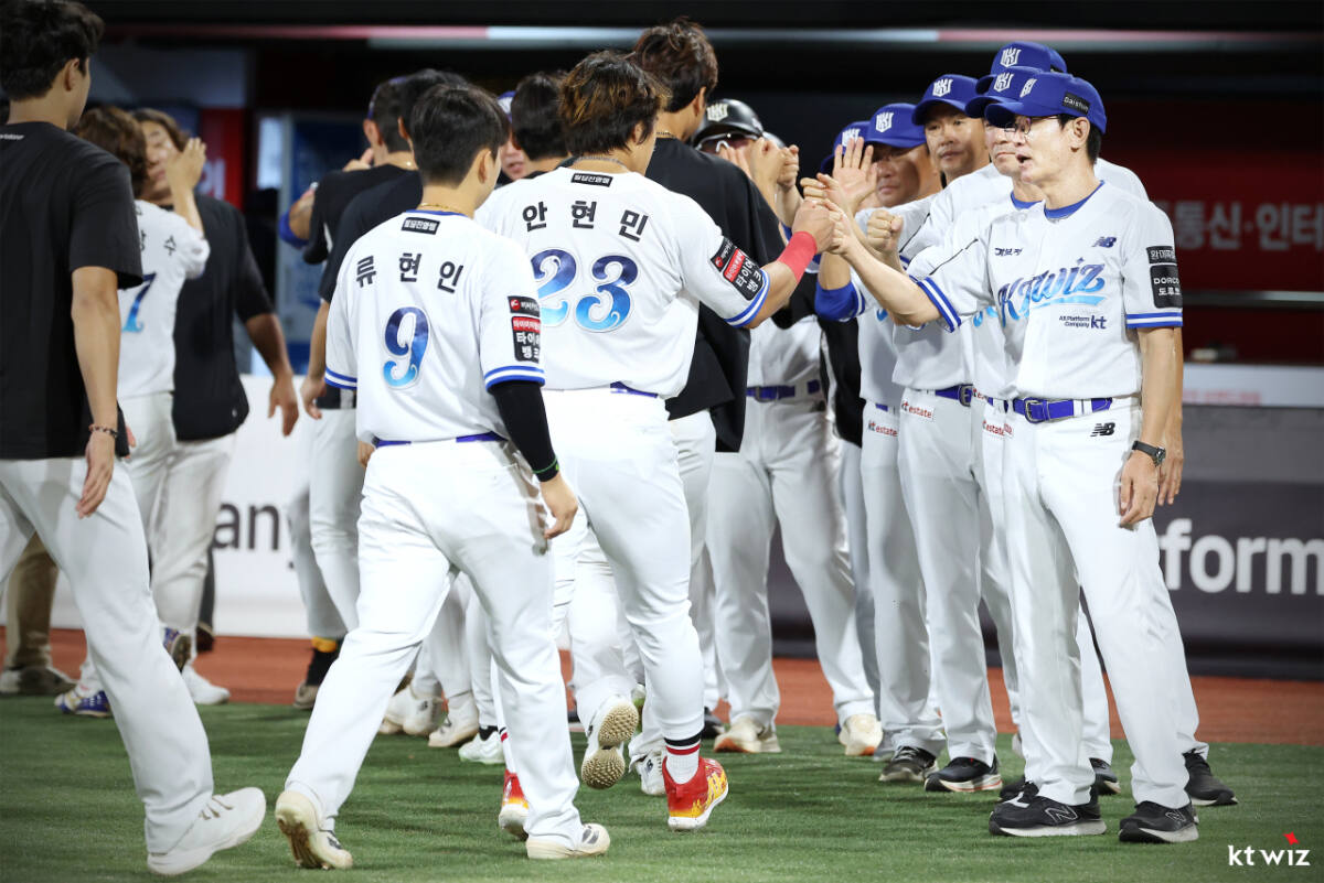 선두 지킨 <b>KT</b>위즈, <b>LG</b>와 불꽃튀는 3연전 펼친다