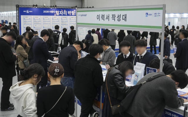 <b>대기업 채용</b>시장 ‘세대 역전’...청년 <b>채용</b> 15% <b>감소</b>하고 50대 이상 비...