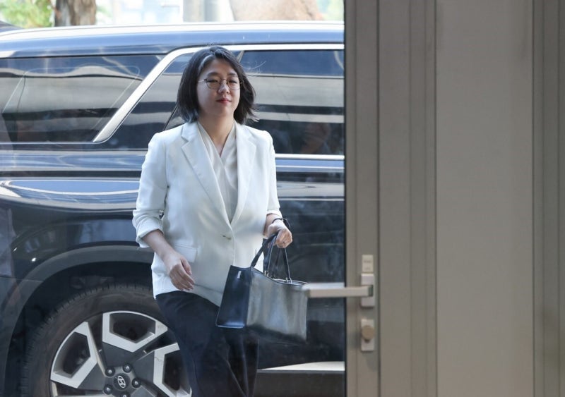 <b>용혜인</b>, '겸직 논란·사퇴 여부' 쏟아진 질문에도 '<b>묵묵부답</b>'