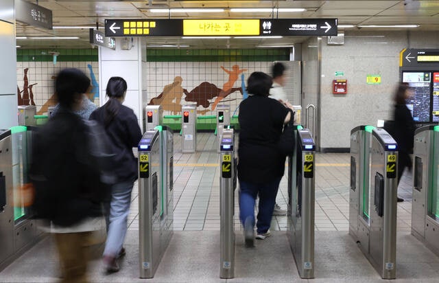 서울 지하철 2호선 <b>이대역 승강장</b>서 <b>연기</b>…열차 무정차 통과
