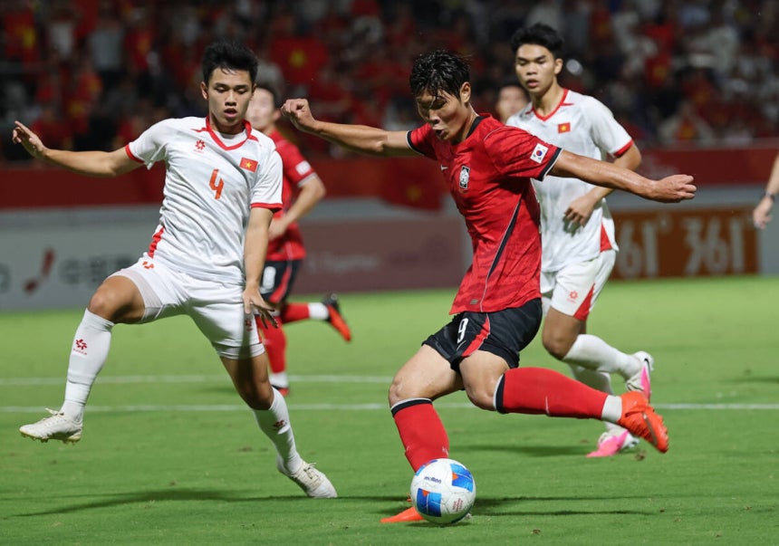 25일 일본 나고야 미즈호 공원 럭비경기장에서 열린 2026 아이치·나고야 아시안게임 남자 축구 8강 한국과 베트남의 경기. 후반전 한국 이영준이 팀 세번째 골을 넣고 있다.연합뉴스