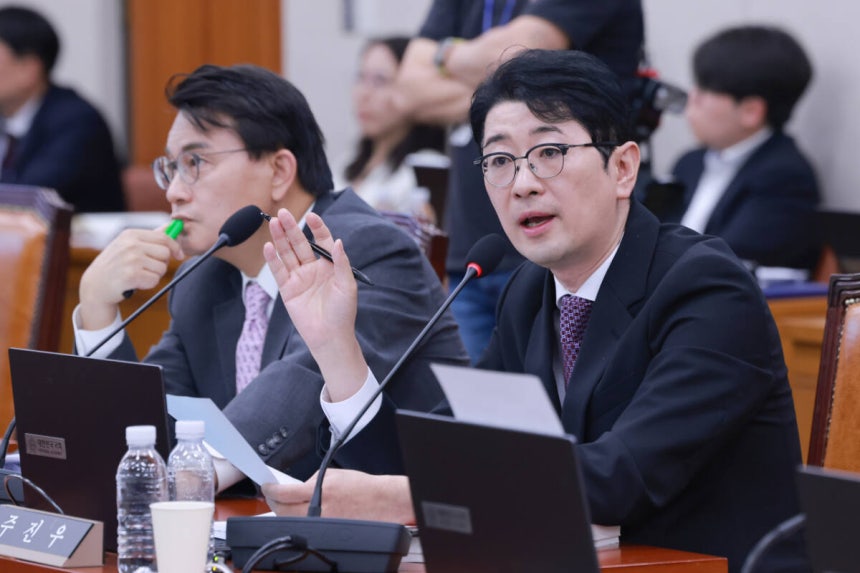 국민의힘 주진우 의원이 15일 국회 법제사법위원회에서 열린 김승원 법무부 장관 후보자 인사청문회에서 질의하고 있다. 연합뉴스