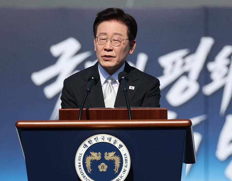 李<b>대통령</b> “<b>SNS</b>는 국민과 직접 <b>소통</b> 통로”…대국민 <b>소통</b> 확대