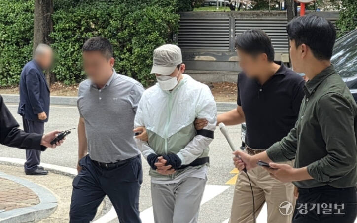 지난 69일 인천 미추홀구 한 슈퍼마켓에서 70대 업주를 살해하고 현금을 빼앗아 달아난 40대 남성 A씨가 영장실질심사를 받기 위해 미추홀구 인천지법에 출석하고 있다.장민재기자