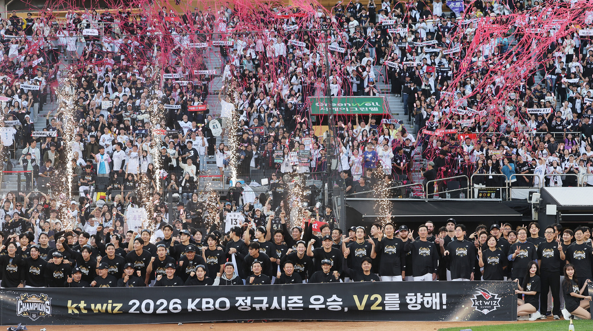 ‘마법사 군단’ <b>kt</b>, 롯데에 9-0 완승…5년 만에 <b>정규</b>시즌 우승 확정