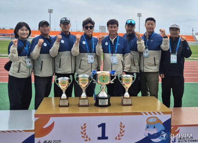 경기도육상연맹 임원진이 21일 오후 강창학종합경기장에서 막을 내린 제107회 전국체육대회 육상에서 종합우승을 한 뒤 기념촬영을 하고 있다. 임창만기자