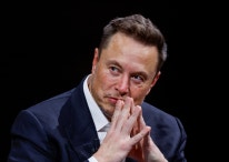 “이제 정신차렸니?”...정치인 행세하던 이 남자, 원래 자리로 컴백 선언