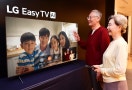 LG "시니어시장 뚫자"…TV사업 돌파구로