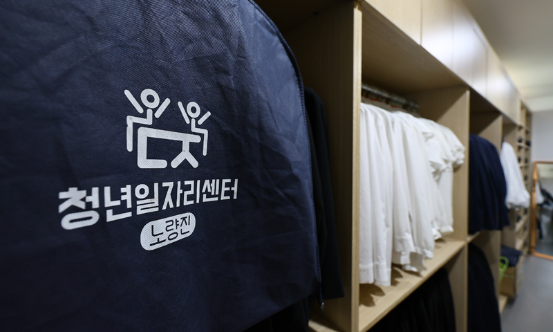 “ 취업 문 더 좁아졌다…3월 신입 일자리 반토막”