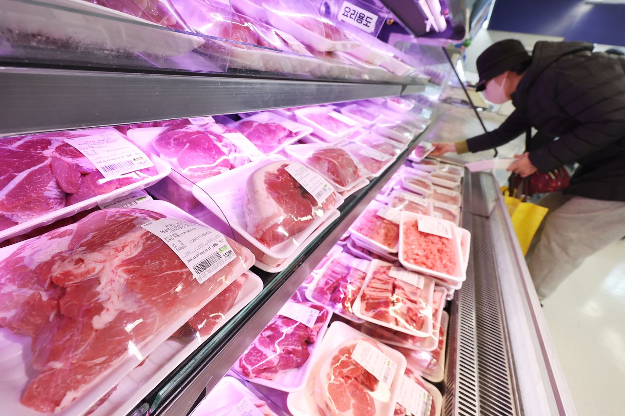 명품이거나 가성비거나…'K'소비에 백화점 웃고 마트 운다