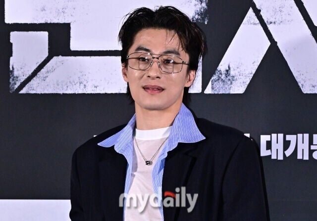 시상식 레드카펫에 정장 차림으로 늘어선 배우들