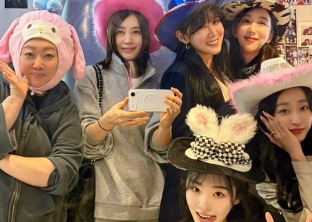 김혜수, '슈룹' 배우들과 여전한 우정... 인생 네컷이 화보가 되는 마법...