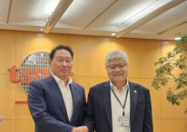 TSMC 찾은 최태원 회장…SK그룹株 '폭등'