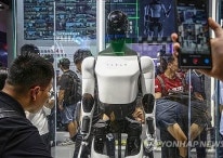 빈살만 앞에서 춤 춘 테슬라 로봇···"트럼프도 감탄"