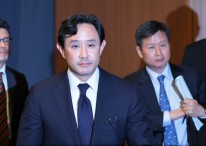 최윤범 회장 주총서 고려아연 경영권 방어 성공…법적 분쟁은 ‘여전’
