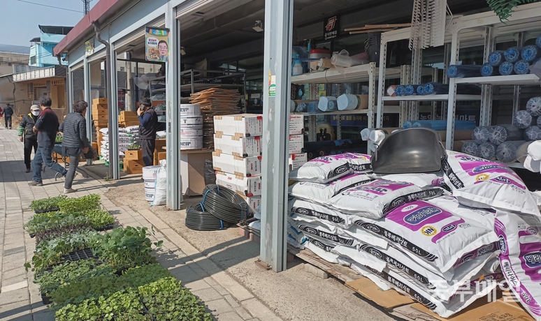 "장날 나왔지만 없네요" 음성 농자재 재고 바닥 농촌 비상
