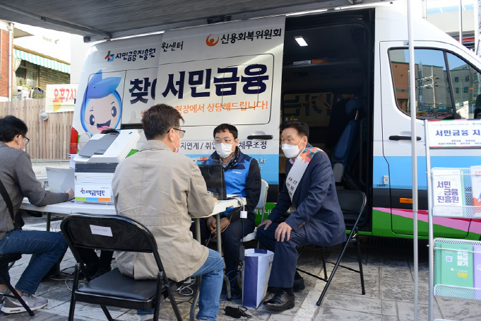 발로 뛰는 이계문 원장찾아가는 `서민금융 이동상담`으로 희망 심어줘