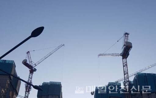 지난해 4분기 건설현장 사망사고 상위 100대 건설사는 ... 케이씨씨건설, 극동건설, 삼부토건, 삼성물산, 현대건설, 연대엔지니어링 등